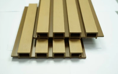 Revestimiento compuesto de madera y plástico de tablero de WPC de coextrusión de panel de pared de edificio decorativo de 219*26mm